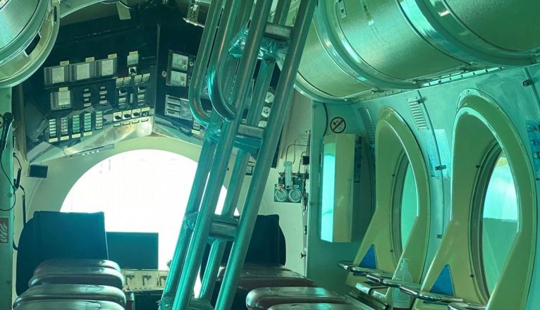Interior del submarino, con el sistema de esterilización de aire que ha instalado