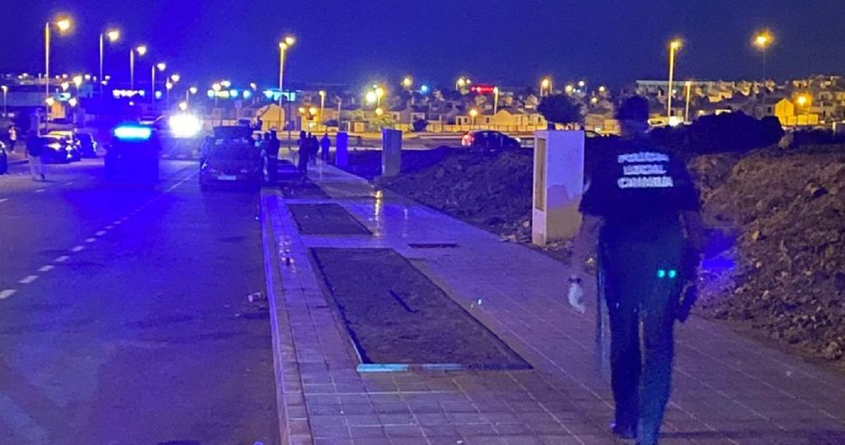 La Policía Local de Arrecife, interviniendo en un botellón