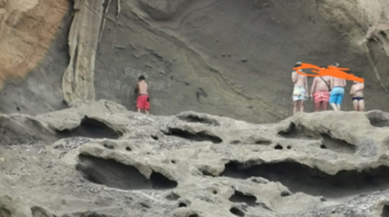 Jóvenes grabando sus nombres en Montaña Amarilla