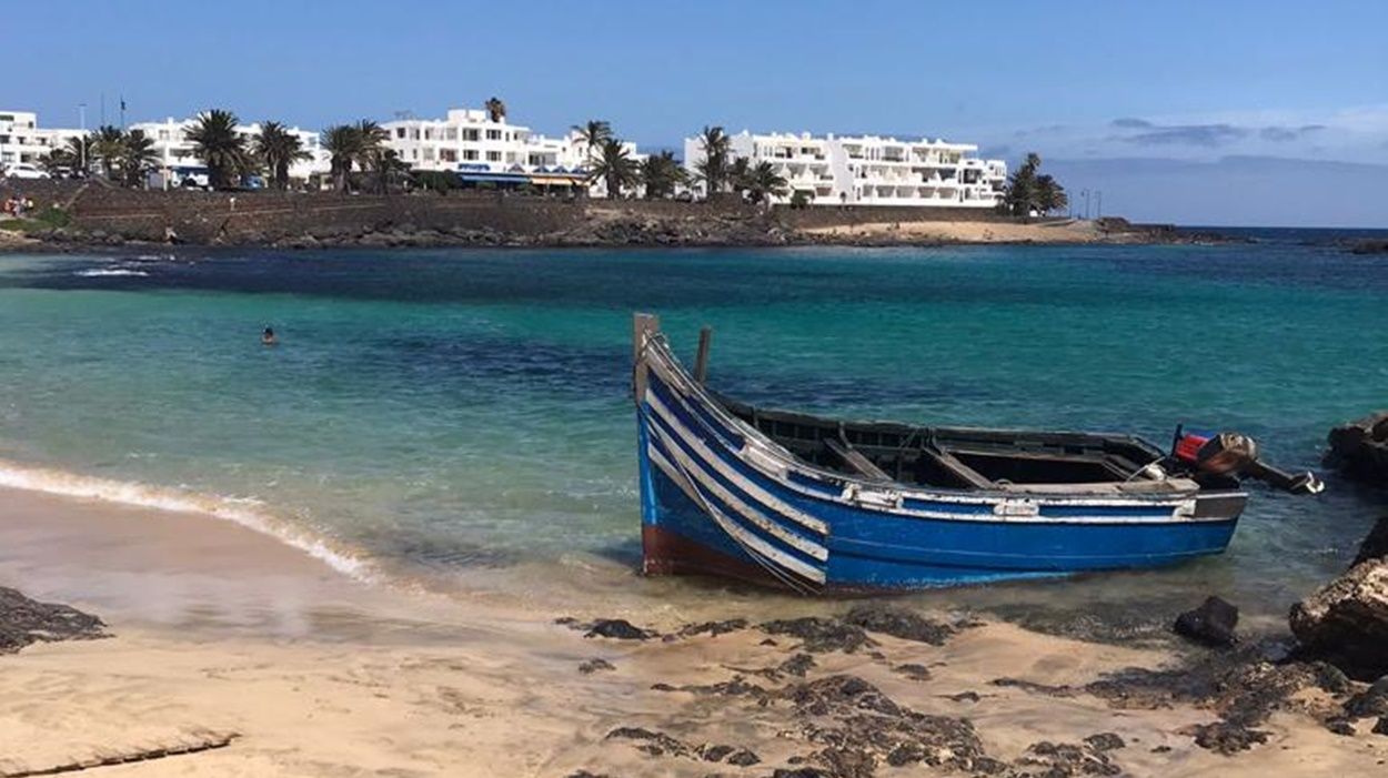 Patera que ha arribado a la Playa del Jabillo de Costa Teguise. Fotos: La Voz de Lanzarote