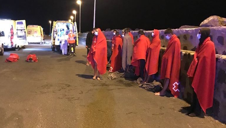 Rescatan una patera con 28 inmigrantes cerca de Lanzarote