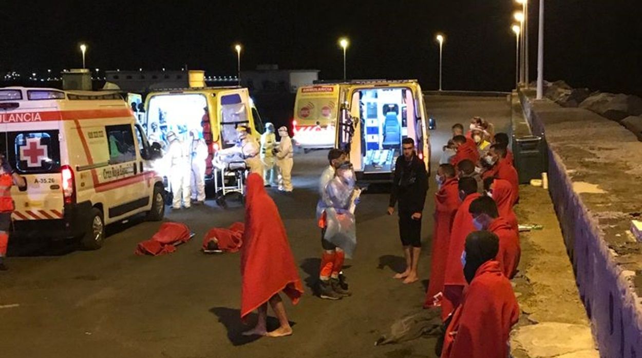 Inmigrantes rescatados de la patera que volcó en aguas de Lanzarote