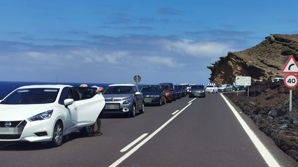 Coches aparcados en la carretera en El Golfo