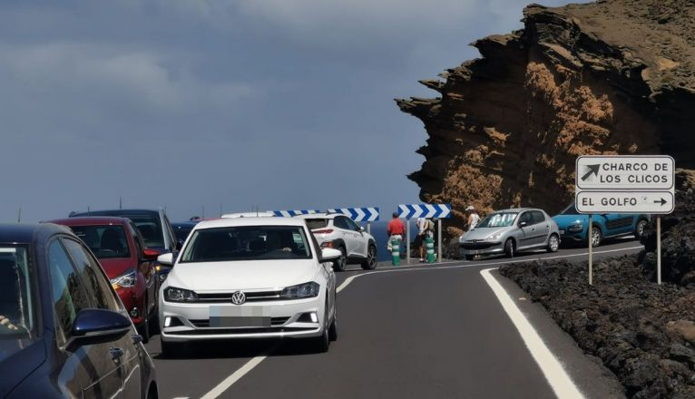 Coches aparcados en la carretera, en El Golfo