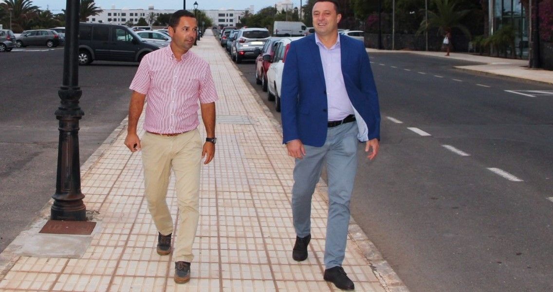 El alcalde del Ayuntameinto de Yaiza, Óscar Noda y Jonatan Lemes, concejal de Obras