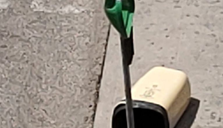 Papelera rota por un joven en la calle Pérez Galdós de Arrecife Papelera rota por un joven en la calle Pérez Galdós de Arrecife