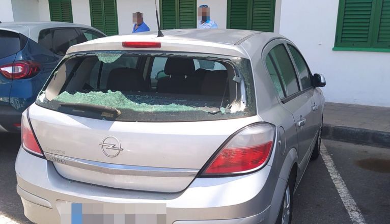 Coche con la luna rota en la calle Pérez Galdós de Arrecife Coche con la luna rota en la calle Pérez Galdós de Arrecife