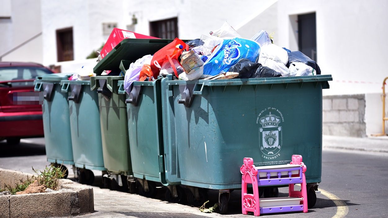 Contenedores llenos de basura en el municipio de San Bartolomé