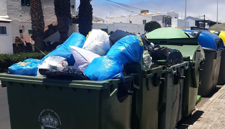 Contenedores en el municipio de San Bartolomé Contenedores en el municipio de San Bartolomé