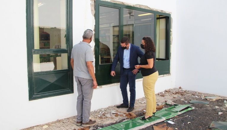 Instalación de carpintería nueva en el CEIP Yaiza Instalación de carpintería nueva en el CEIP Yaiza