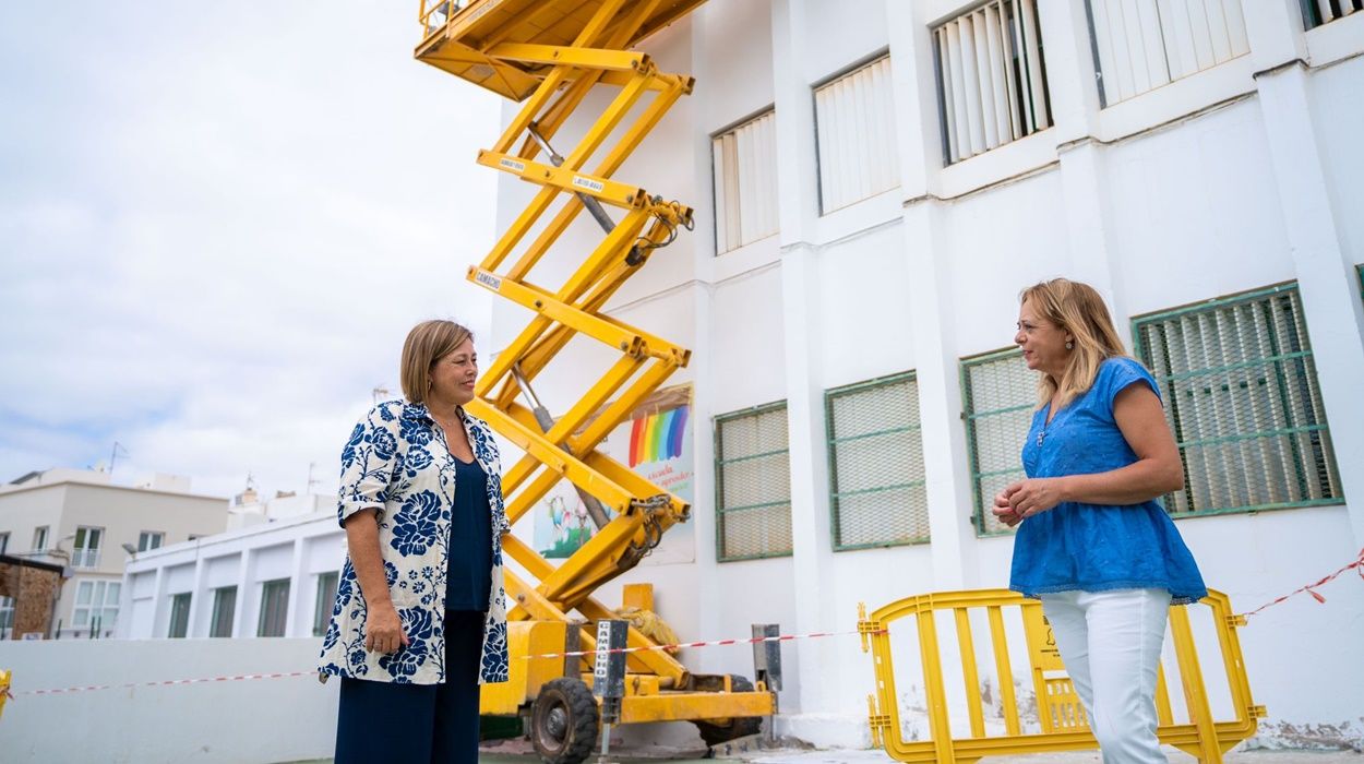 La alcaldesa de Arrecife y la edil de Educación supervisando las obras en el CEP Benito Méndez