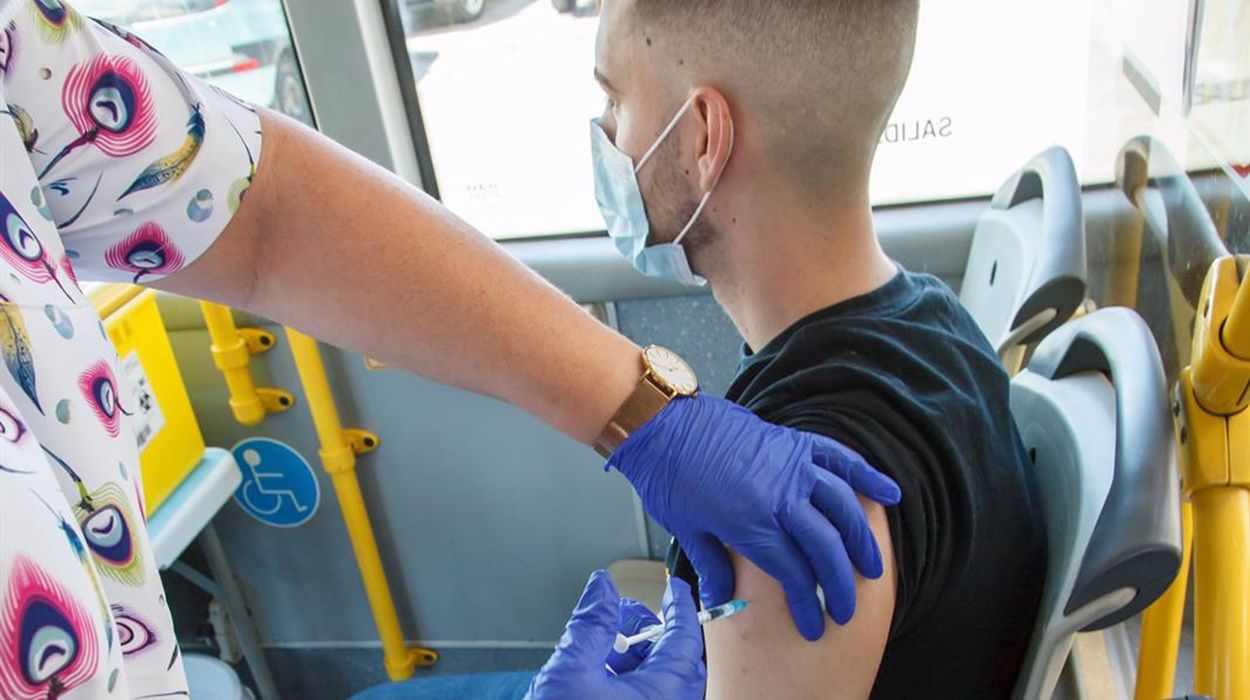 Un joven recibiendo la vacuna en una ‘vacuguagua’ en Canarias
