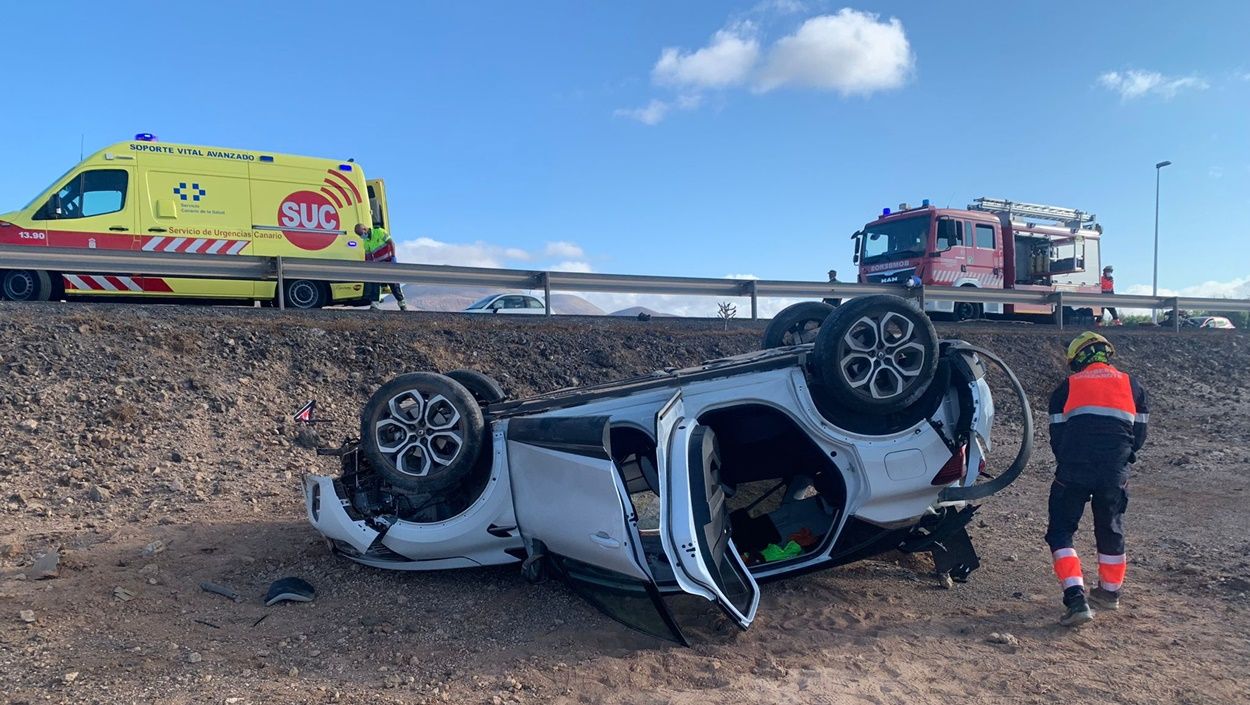 Vuelco de un vehículo en la carretera del aeropuerto a Puerto del Carmen