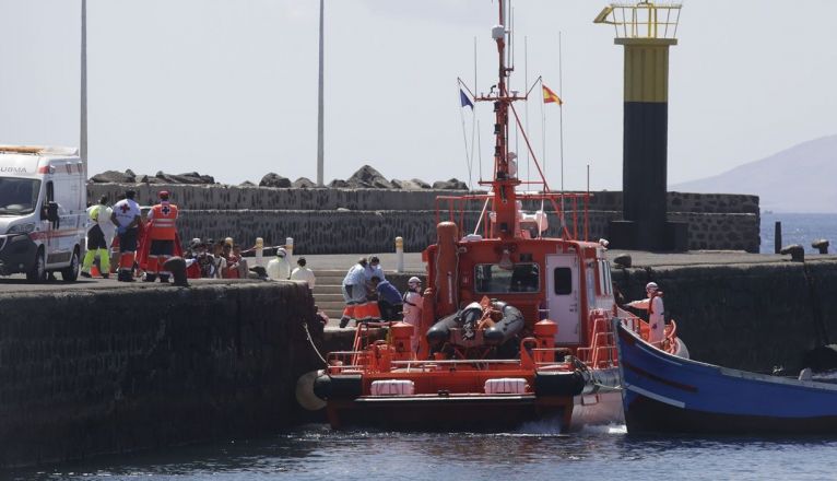 Traslado de los inmigrantes de la patera rescatada al muelle comercial de Arrecife Traslado de los inmigrantes de la patera rescatada al muelle comercial de Arrecife