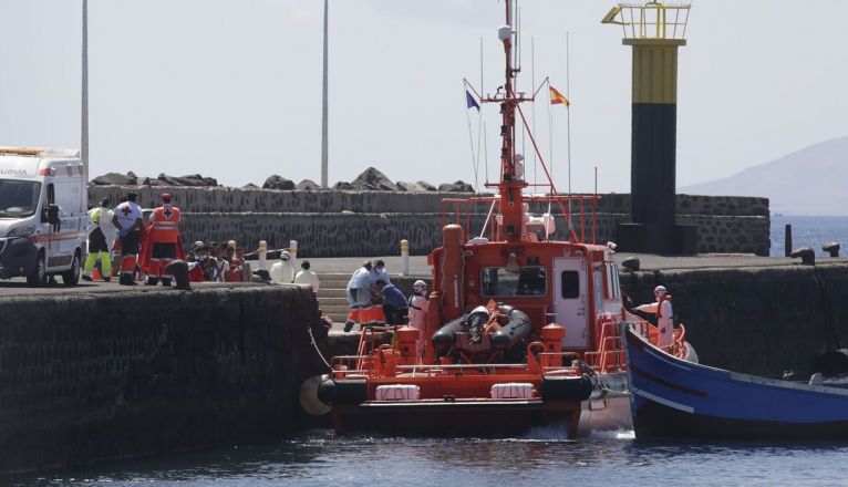 Traslado de los inmigrantes de la patera rescatada al muelle comercial de Arrecife