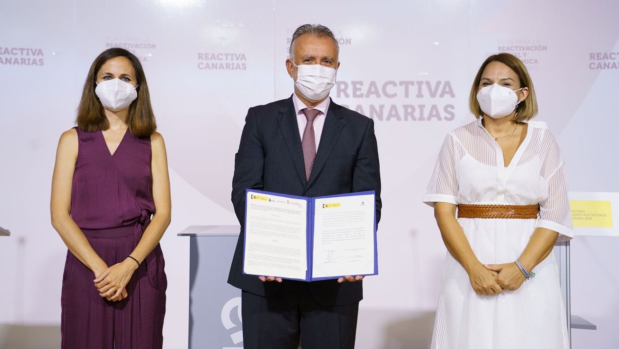 Ángel Victor Torres y Noemí Santana, junto a la ministra de Derechos Sociales