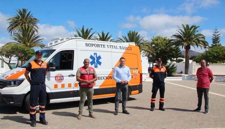 Entrega de una nueva ambulancia a Protección Civil de Yaiza
