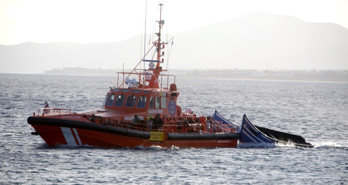 Salvamento Marítimo remolca las dos pateras interceptadas Fotos: Sergio Betancort