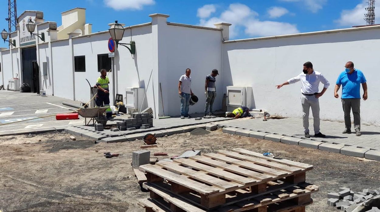 El alcalde de Yaiza, en visita a las obras del Campo de Fútbol