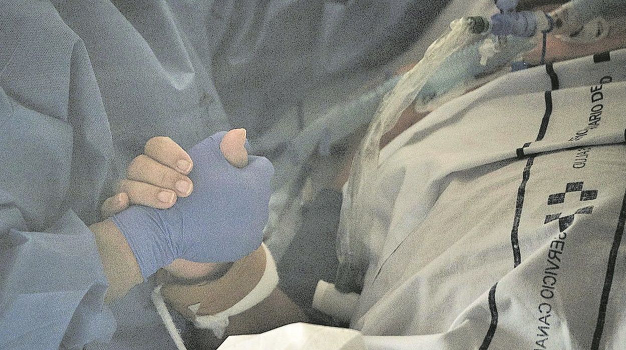 Un paciente cogiendo la mano de un sanitario en un Hospital. Foto: La Provincia