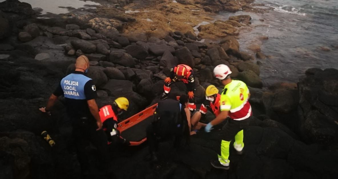Los bomberos rescatan a una mujer que se había caído cerca del Faro de Pechiguera 