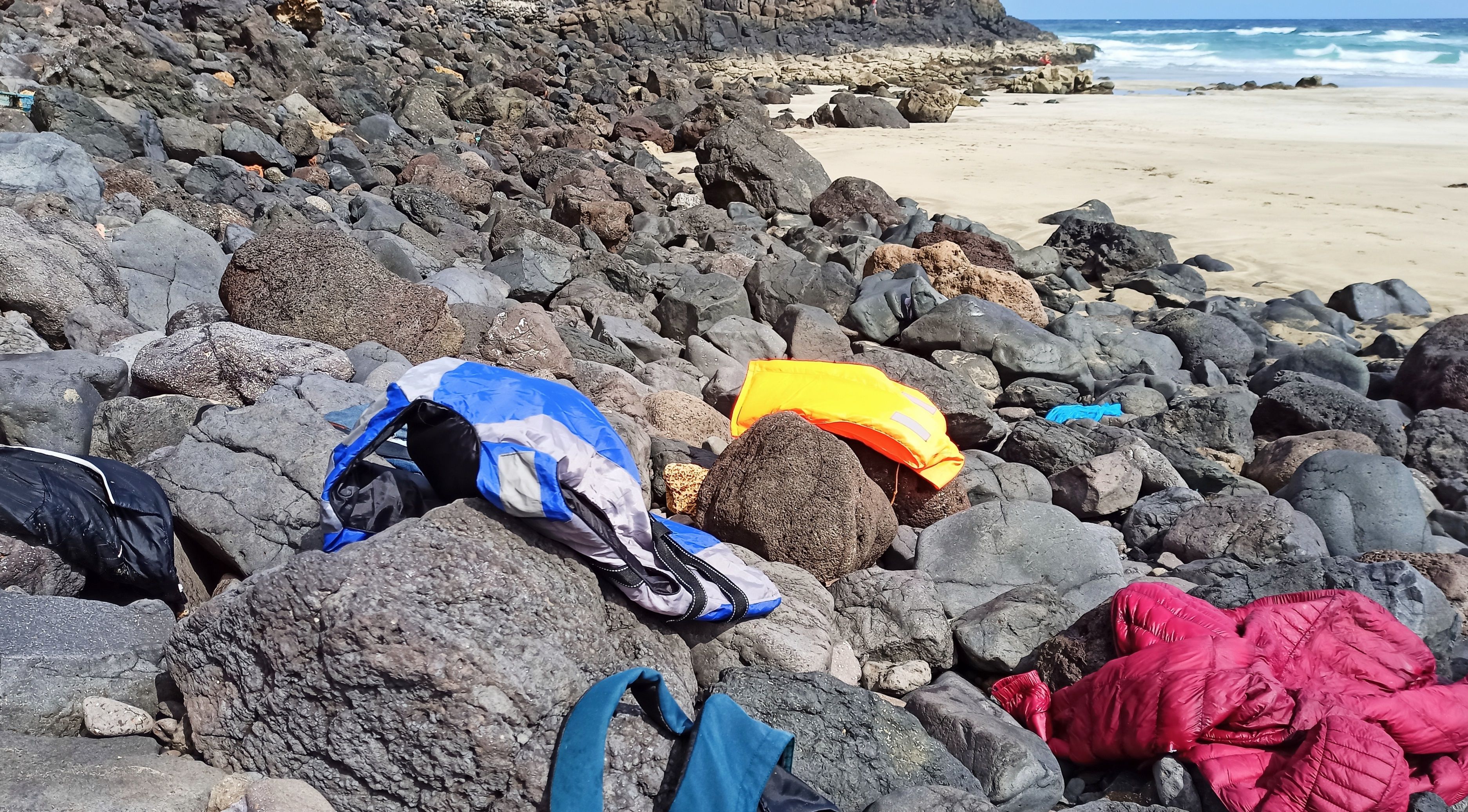 Ropa y otras pertenencias de los migrantes llegados en pateras a la playa de La Cantería (FOTO: Tomás Nieves)