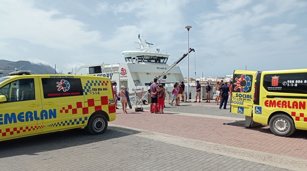 Momento del traslado del buceador accidentado en La Graciosa