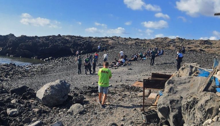 Asistencia de inmigrantes llegados en patera a la zona de Las Escamas Asistencia de inmigrantes llegados en patera a la zona de Las Escamas