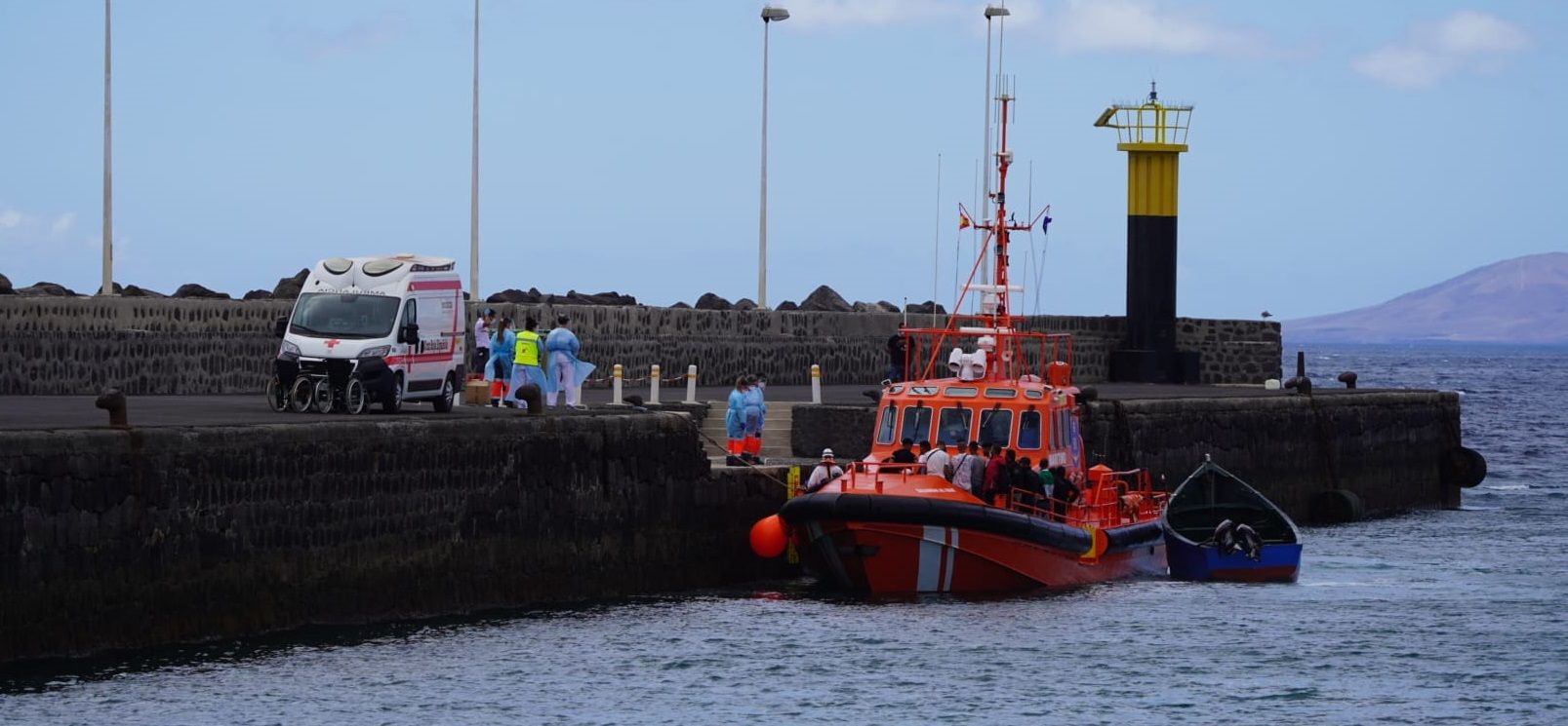 Llegada de la patera al Muelle Comercial de Arrecife