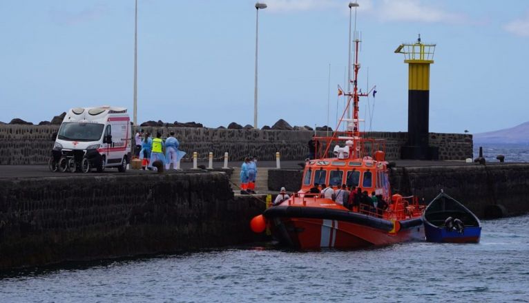 Llegada de la patera al Muelle Comercial de Arrecife