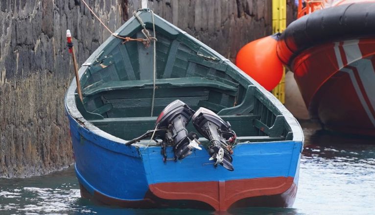 Patera remolcada hasta el Muelle Comercial de Arrecife