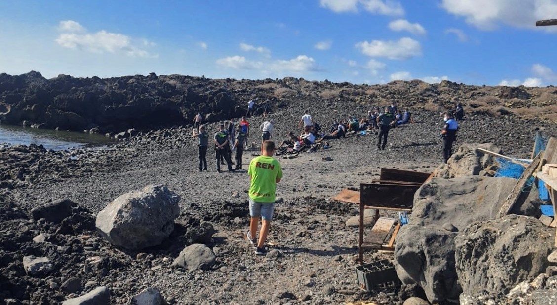 Imagen de llegada de una patera a Lanzarote