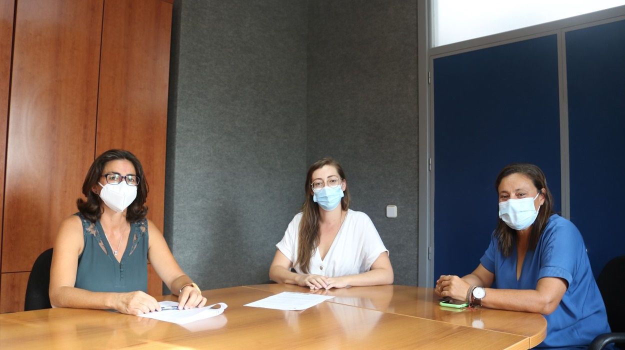 Noelia Umpiérrez y Celeste Callero firman el acuerdo