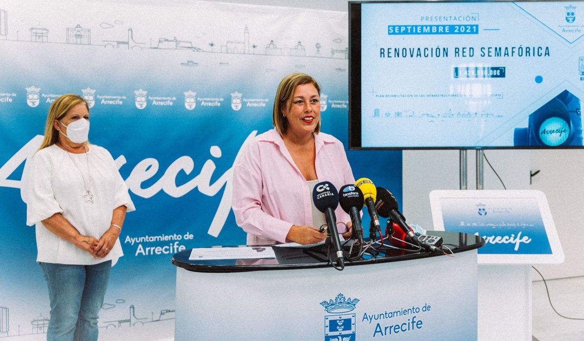 La alcaldesa de Arrecife, Ástrid Pérez, junto a la concejala de Movilidad, Ángela Hernández