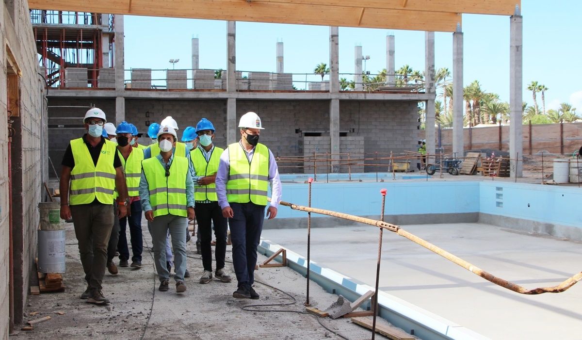 El grupo de gobierno de Yaiza visita las obras del pabellón de Playa Blanca