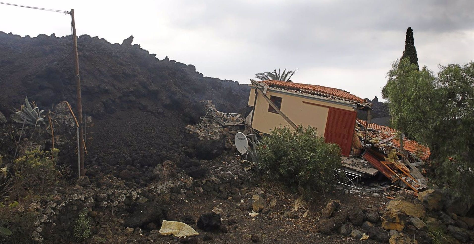 La lava del volcán sepultando una casa en La Palma