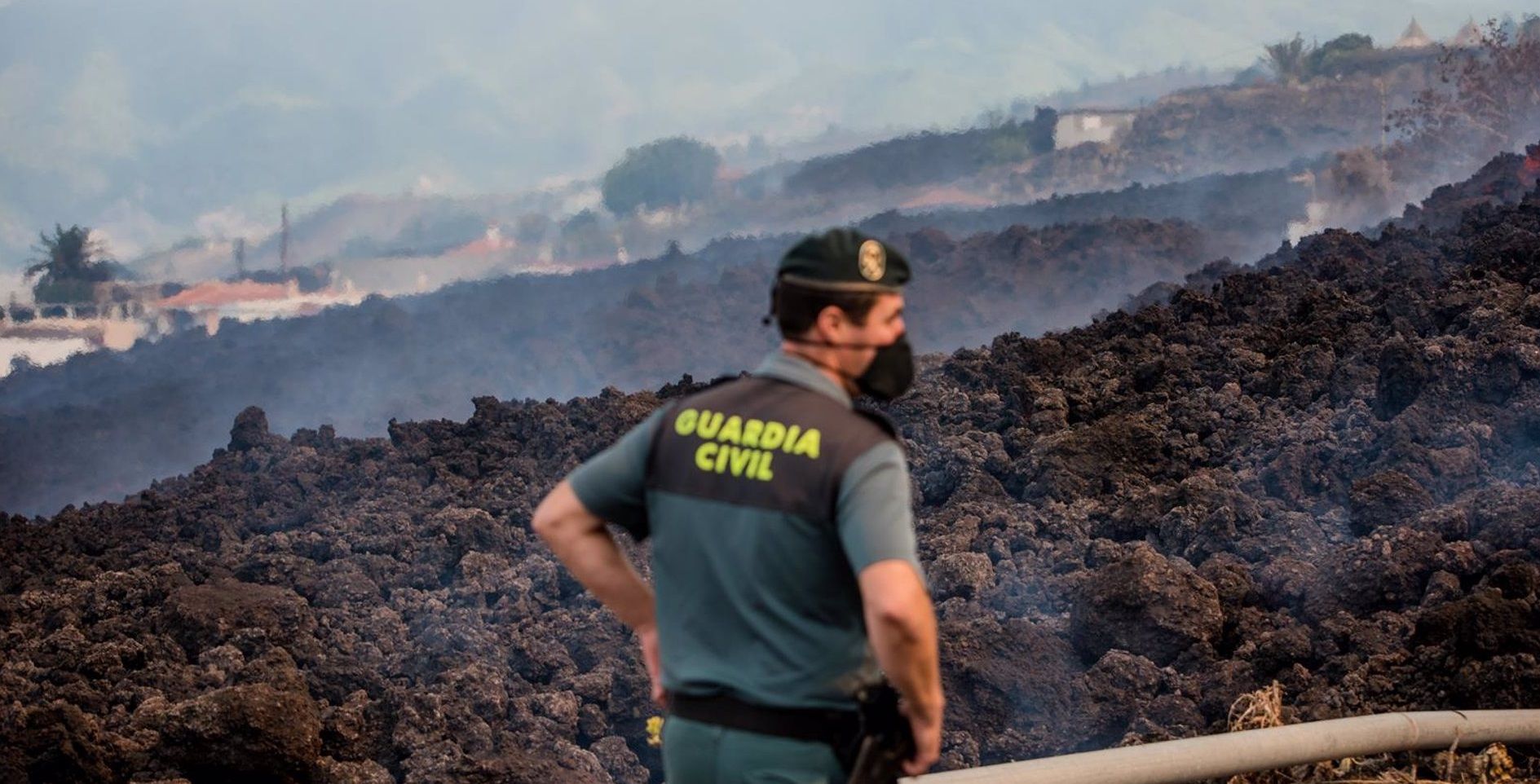 Un agente de la Guardia Civil, junto al mar de lava del volcán en La Palma