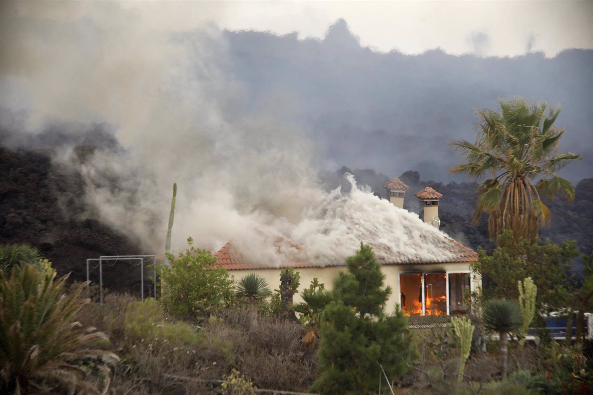 Una casa de La Palma en el momento de ser devorada por la lava del volcán