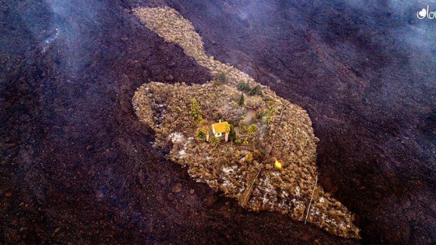 Una casa se salva in extremis de ser engullida por la lava