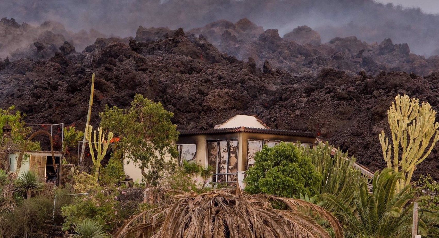 Una vivienda, apunto de ser arrasada por la lava en La Palma - Arturo Jiménez/dpa