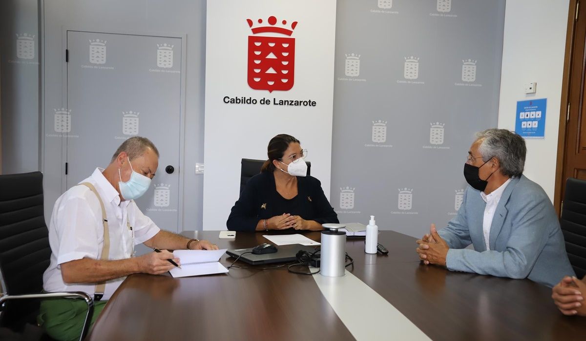 Reunión entre el Cabildo de Lanzarote y la AECC