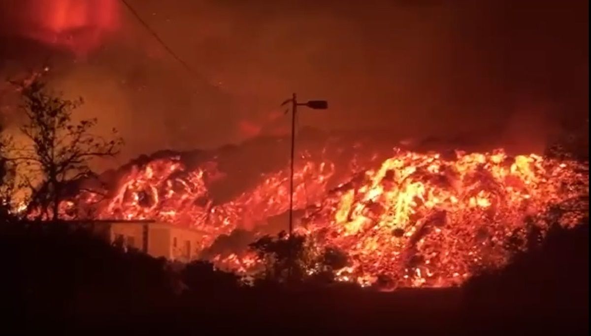 Imagen del avance de la lava en La Palma