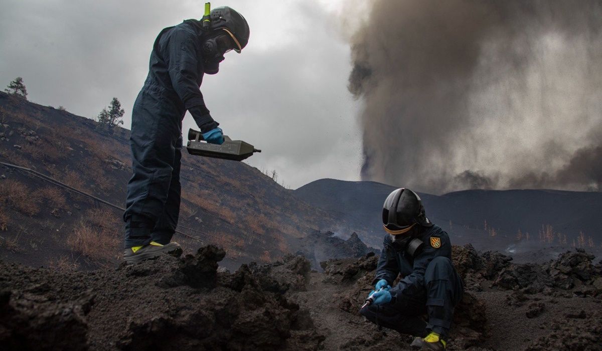 Miembros de la UME trabajando en la erupción de La Palma