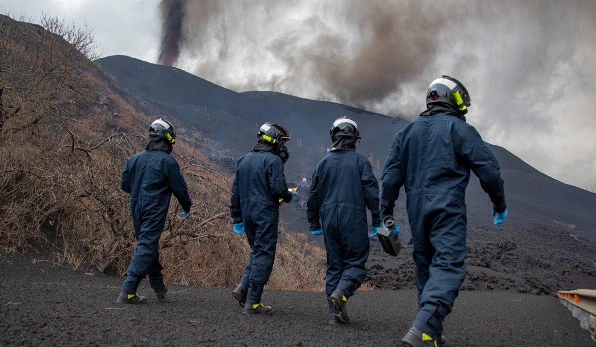 Bomberos en la zona de la erupción del volcán de La Palma