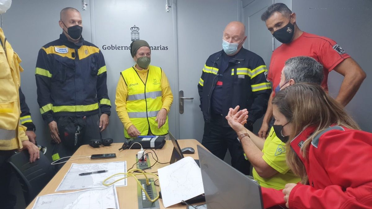 Lanzarote firefighters participating in a coordination meeting of the operation in La Palma