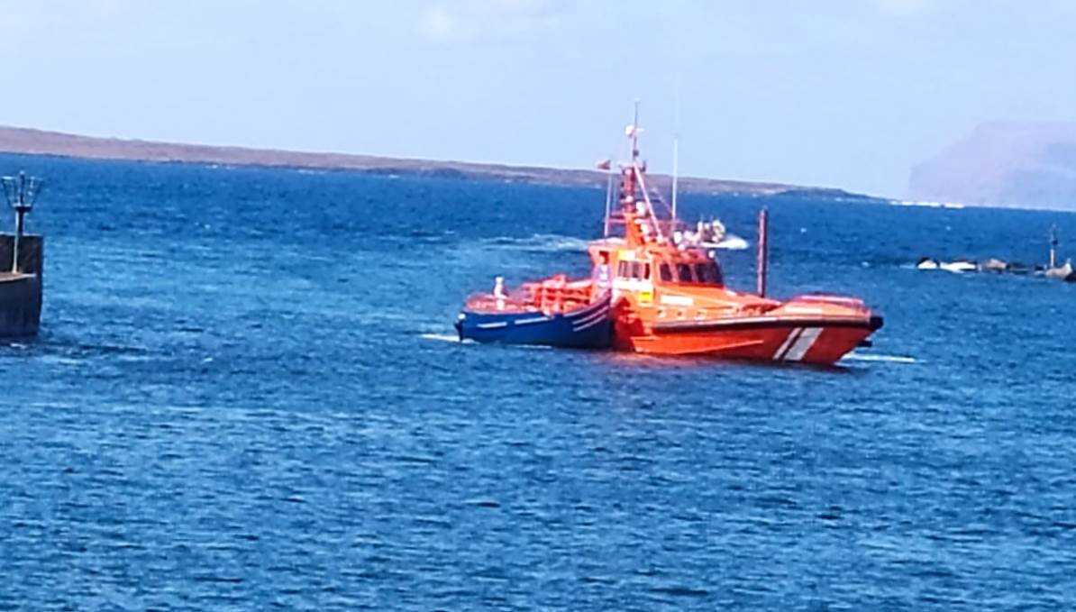 Salvamar traslada otra embarcación al muelle de Órzola