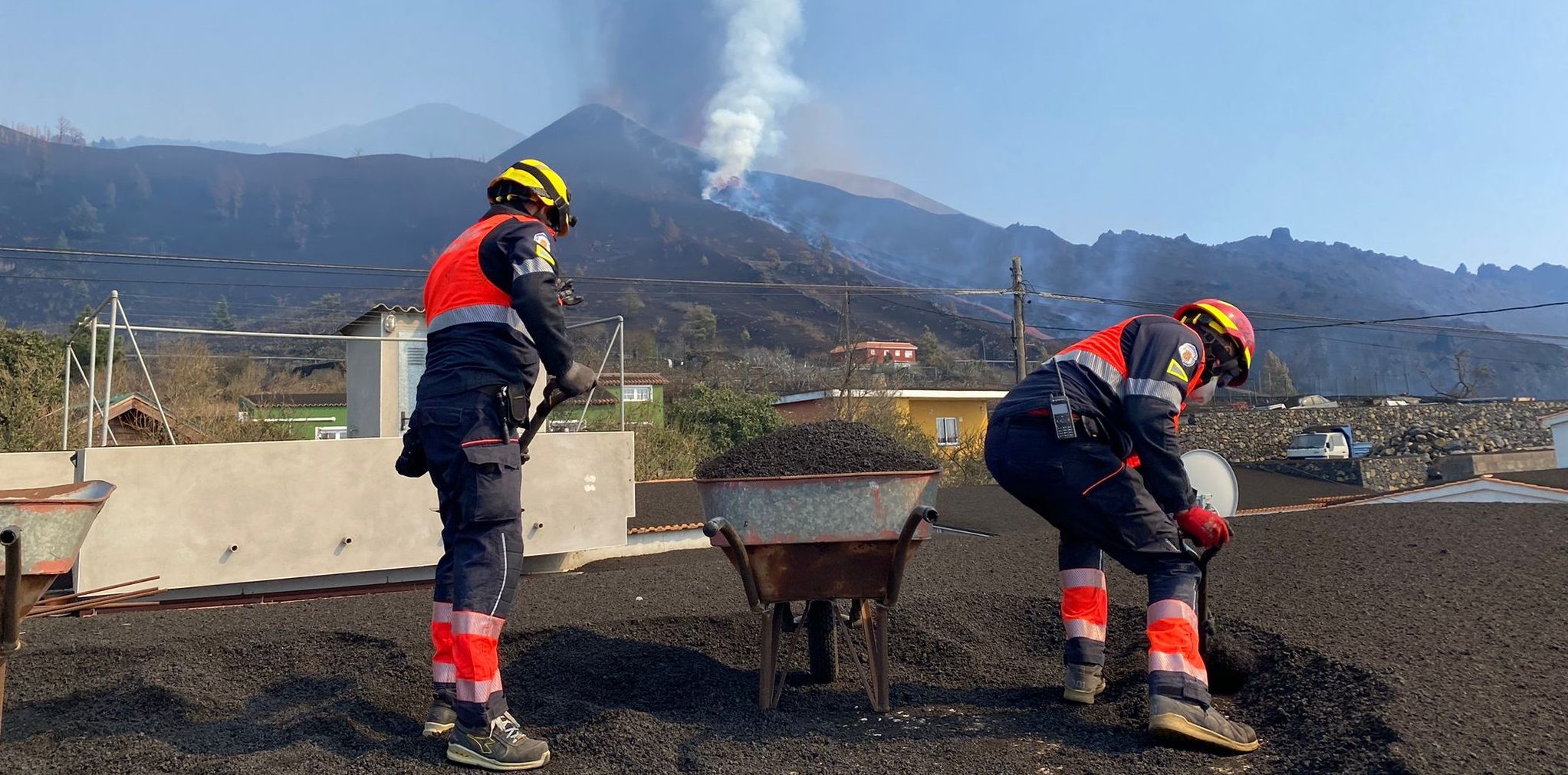 Bomberos de Lanzarote retiran ceniza del volcán en La Palma