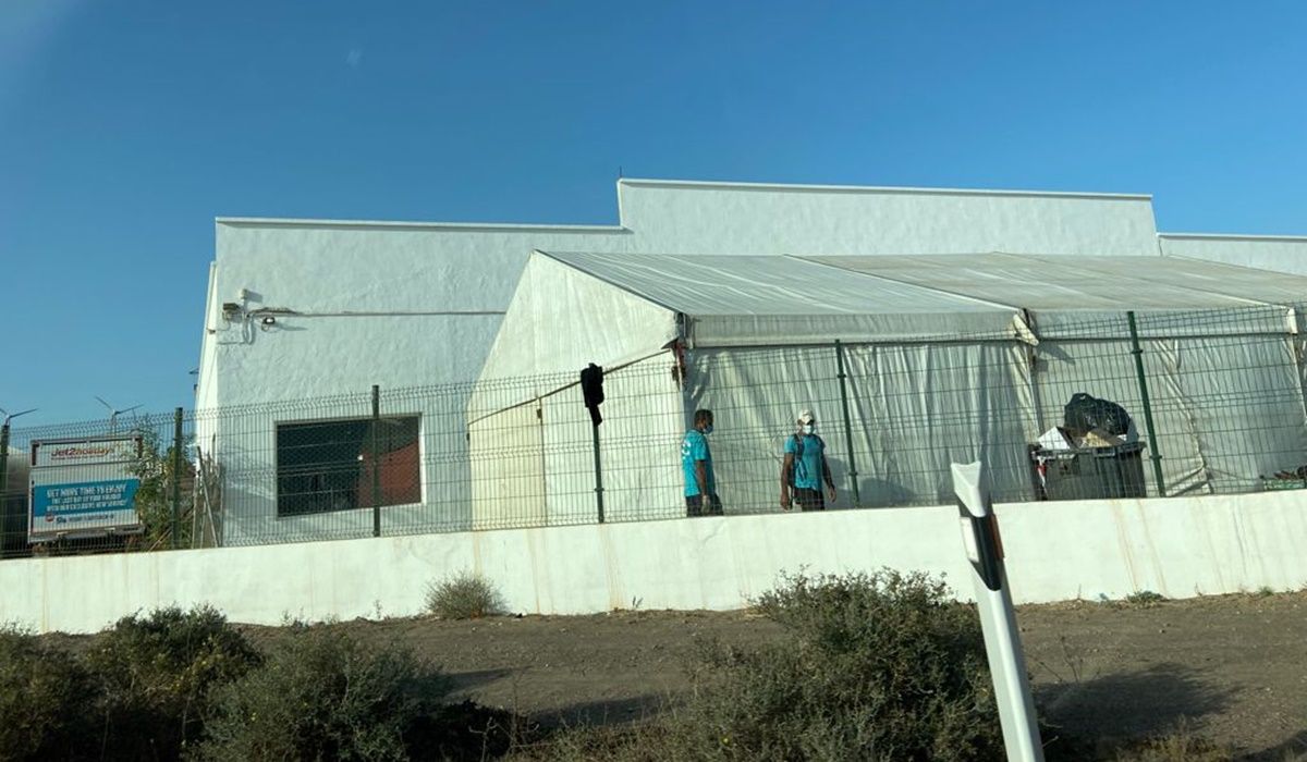 Instalación de carpas en la nave de San Bartolomé