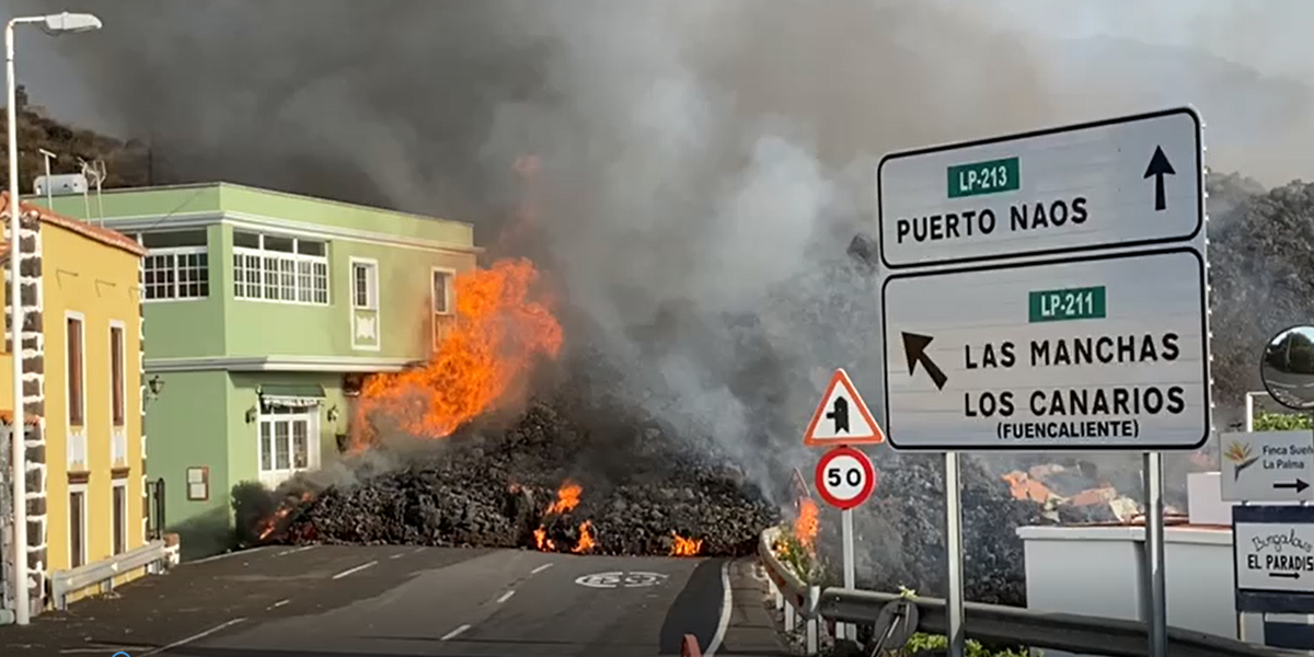 La lava continúa avanzando y destruyendo las edificaciones de La Palma
