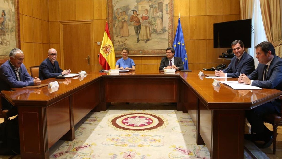 Miembros del Gobierno de España reunidos con los sindicatos y agentes sociales | Foto: Hosteltur.com 